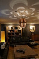 Glow hanglamp in walnoot hout boven een salontafel